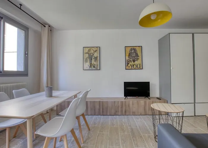 Charming Apartment In The Heart Of The 19Th