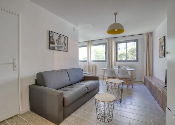 Charming Apartment In The Heart Of The 19Th